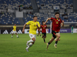Malaysia and Vietnam players contesting the ball