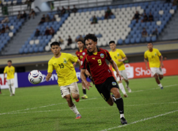 Malaysia and Vietnam players sprinting during a match