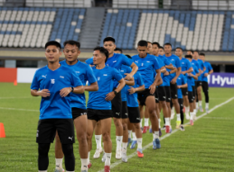 Team training together on the pitch